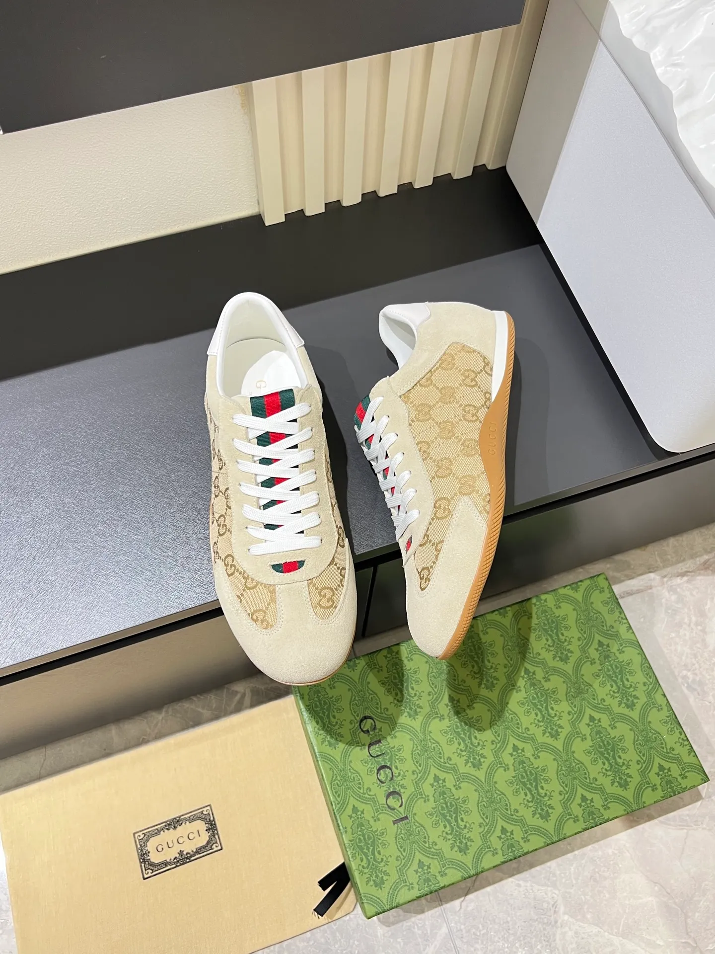 Men's shoes 💰p400 Gucci Shift series sports shoes, featuring lightweight thin sole design, suede + canvas + technical fabric splicing, perfect texture! The tongue and heel have red and green webbing, which is highly recognizable✨. The classic brown + off-white color scheme is retro and modern. The shell-toe shoe shape makes the feet smaller. It is perfect for daily wear or skirts and trousers. The upper fabric + elastic heel is easy to put on and take off, and the wrapping feeling is comfortable. It can be used for commuting and leisure. It has become one of Demna Gvasalia’s hottest items after taking over🔥. size: 38-45!